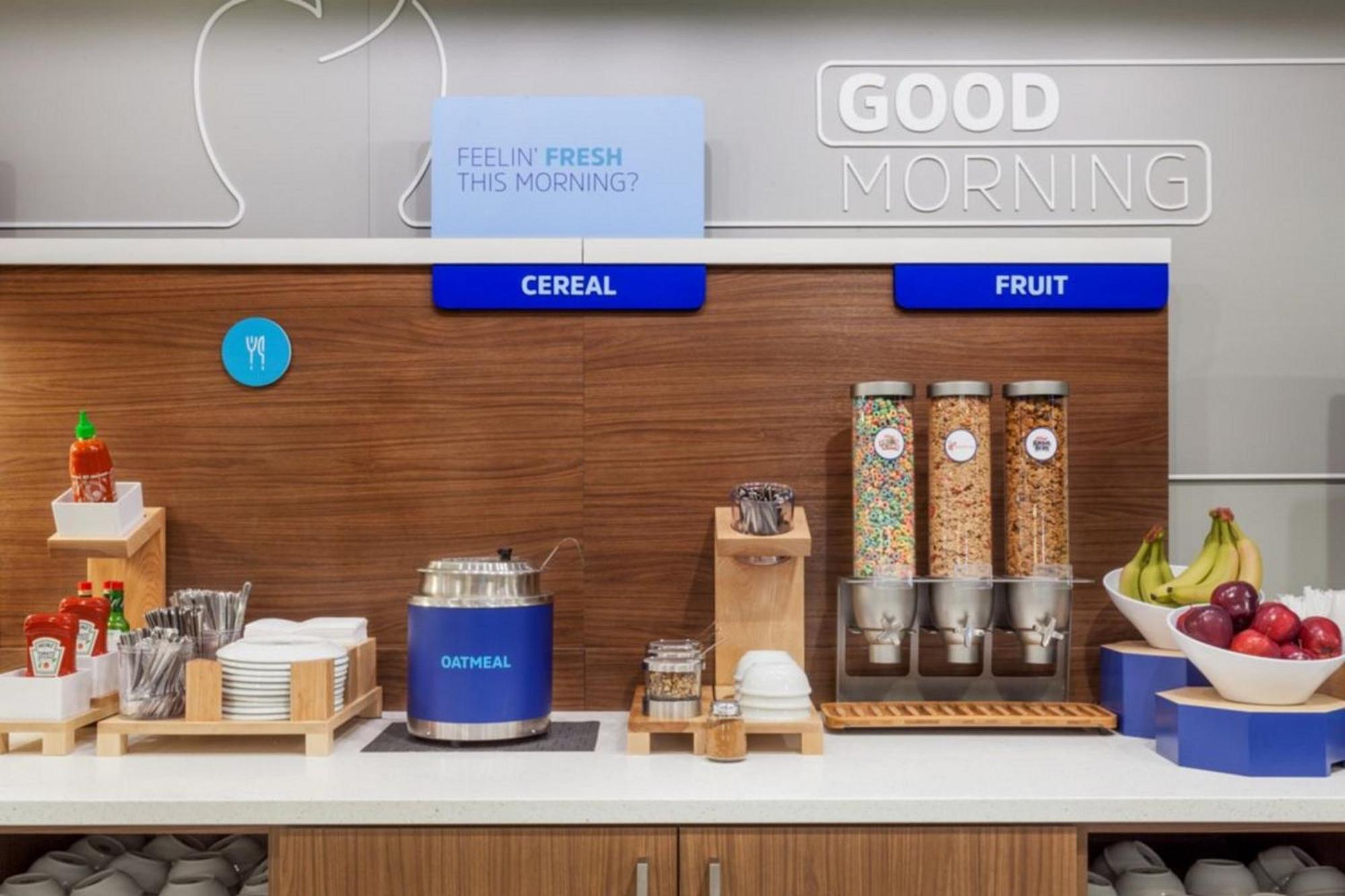 Holiday Inn Express Dallas Market Center By Ihg Eksteriør bilde