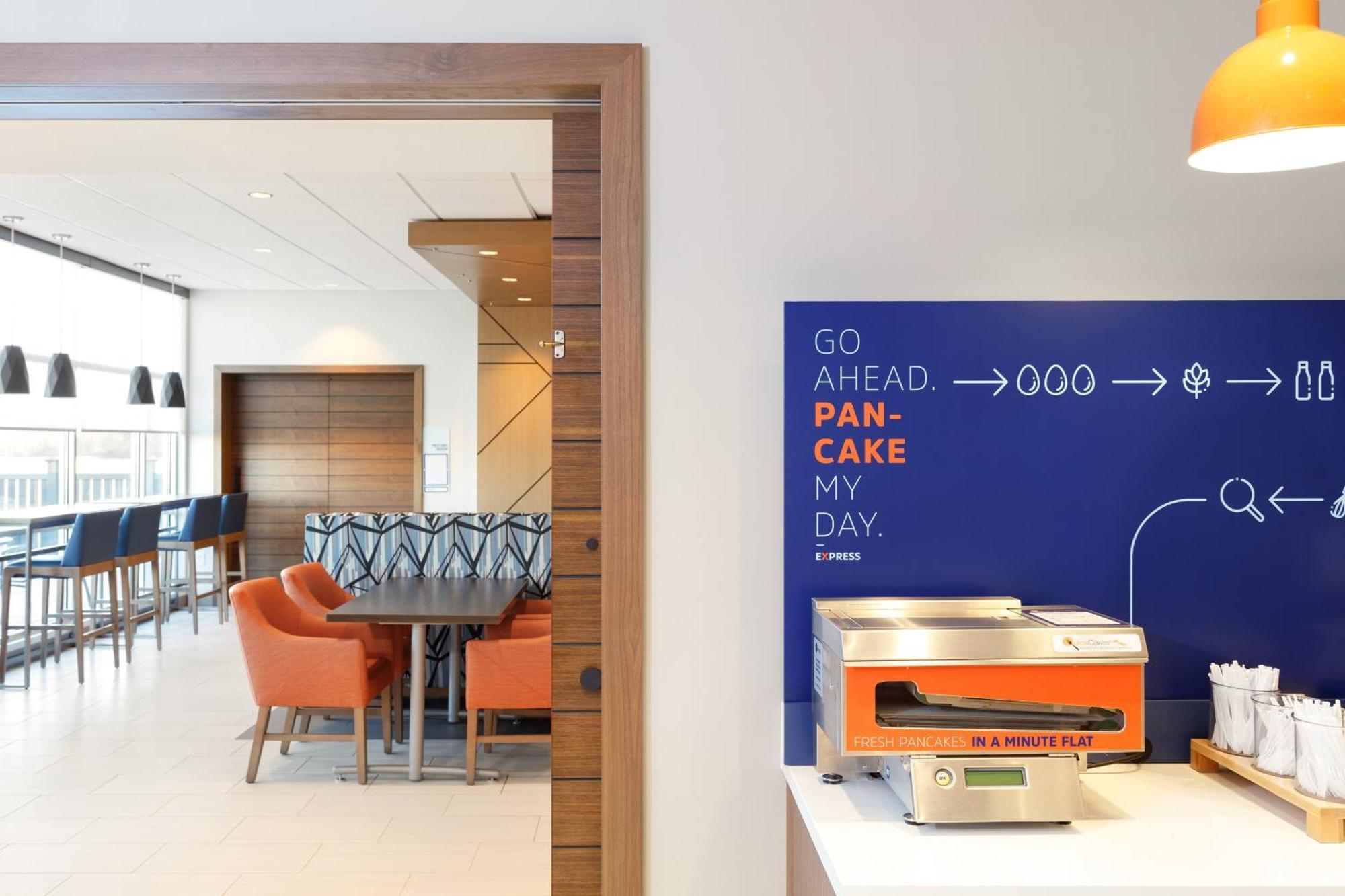 Holiday Inn Express Dallas Market Center By Ihg Eksteriør bilde
