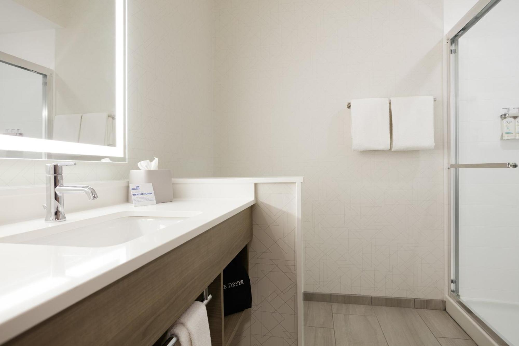 Holiday Inn Express Dallas Market Center By Ihg Eksteriør bilde